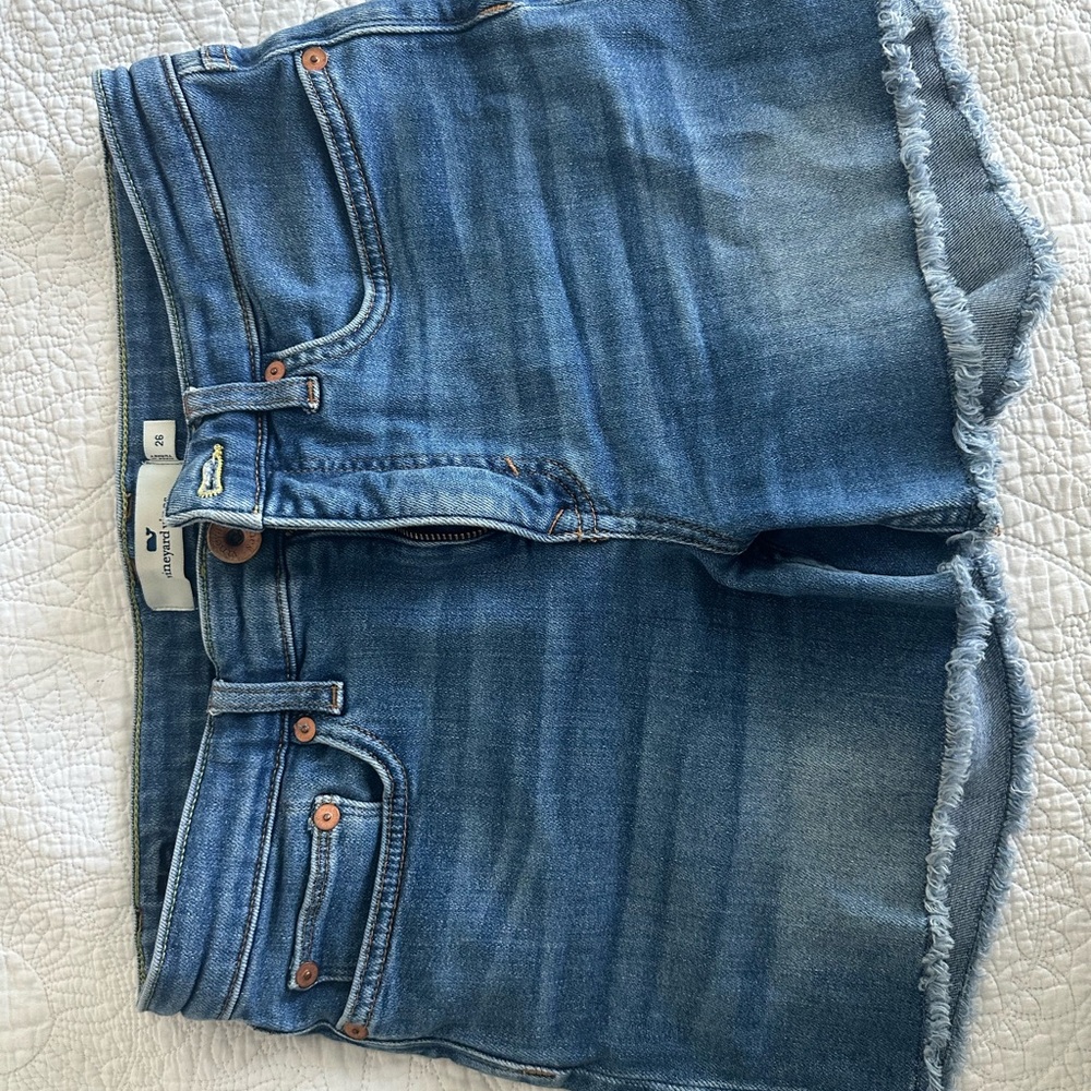 Vineyard Vines Blue Denim Cut-Off Jeans with Distressed Style